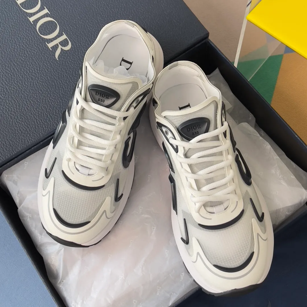 [DIOR] P: 560💰 Men's 39-44 (customized at 45.46) Dior Dior B30 series Countdown technology sneakers casual dad shoes This B30 Countdown technology sneaker is a new product in the 2026 spring men's wear series. The sports silhouette combines high-end logos and technological performance, making it unique. Lightweight and comfortable, it's inspired by modern running and crafted from materials like white and gray N30 nylon, a breathable technical fabric with multiple layers of translucence. Decorated with navy blue injection molded rubber panels and a graphic reinterpretation of the CD30 logo to enhance the style. Rubber Dior B30 and CD30 logos on the tongue and backside. The textured-effect sole is made from elastic rubber and foam and features classic details for ideal comfort. Can be matched with sportswear and casual outfits to create a sophisticated look. Exquisite packaging at the delivery counter 🛍📦 ▪️Fabric: original customized technical fabric + mesh ▪️Inner lining: customized breathable lining ▪️Outsole: original molded IP foam + TPU outsole ▪️Insole thickness: 3.5CM